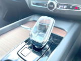 【オレフォス社製クリスタル・シフトノブ】高い存在感を放つクリスタルのシフトノブはボルボ車のみに装備される特別なアイテム。スウェーデン南部のクリスタルガラスメーカー、オレフォス社による製造。