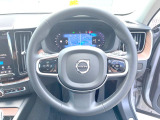 【ステアリングスイッチ】運転中、前方から目線をそらさずにオーディオ等の操作ができるよう、適切に配置されたスイッチ類。安心&快適なドライブを演出してくれる便利な機能です。