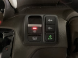 セレクトレバーの右に電子制御パーキングブレーキがあります。スイッチひとつで、停車した地点の傾斜などをシステムが検知・判断してブレーキ力を自動的に最適制御し、しっかり停車できるパーキングシステムです。
