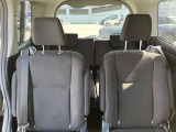 3列目シートは跳ね上げ式で折りたたみ可能です。キャンプ用品など大きな荷物もばっちり収納可能です!