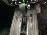 CVT車のセレクトレバーです。低速から高速まで、変速ショックのないスムーズな走りと、エンジン効率のよい領域を維持して燃費にも貢献します。