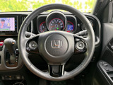 手に馴染むステアリングは、運転の楽しさを高めます。操作性にも優れ、快適なドライビングをサポート。