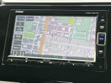 運転に集中できる鮮明な地図表示。スムーズなルート案内で、目的地まで安心してお届けします。