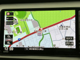 見やすい地図画面で、目的地までの道順をスムーズに確認できます。ドライブ中の不安を軽減し、安全な運転をサポートします。