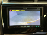 後方確認が便利なバックカメラ搭載、駐車時も安心です!!