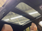 【パノラマルーフ】大型のガラスルーフ搭載で車内の解放感が一気にアップ!開放的なドライブをお楽しみいただけます。