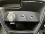手に馴染むグリップで、快適なドライビングを実現。操作性にも優れ、運転の楽しさを高めます。
