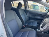 運転席まわりには十分なスペースがあり、大柄な方でもゆったり運転していただける環境です。