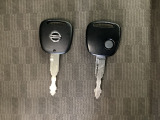 キーレスエントリー付きです。ドアの開け閉めの際に、ボタン操作でキーの差し込み不要です。同じものをスペアとして用意しております。