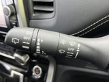 雨天時でもクリアな視界を確保し、安全な運転をサポート。操作も簡単で、雨の日の運転も安心です。様々なワイパーモードを選択できます。