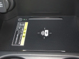 ワイヤレス充電器がついています。対応ワイヤレス充電器がついています。対応スマートフォンを置くだけで充電が可能です。スマートフォンを置くだけで充電が可能です。