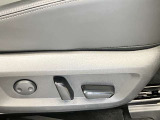 運転席は高級感あるパワーシート!女性の方でもスイッチひとつで簡単に調節できます!