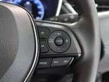 アダプティブクルーズコントロール機能付きです。走行中に先行車の様子を検知しながら、設定した車速の範囲内で先行車との距離のキープを支援します。詳細は販売店スタッフまでおたずねください。