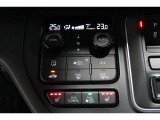 運転席と助手席の温度設定の変更が可能な左右独立タイプのデュアルエアコンです♪♪♪暑がりな人・寒がりな人も誰もが車内を快適にお過ごしいただけます♪♪♪