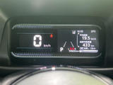 視認性の高いメーター類が、運転に必要な情報を的確に伝えます。直感的に操作できるデザインも特徴です。