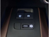 スマートキー付きです。スマートキーとは鍵を車に差し込まなくても、ドアノブを触ったりするだけで、ドアロックを解錠できます。これが凄く便利なんですよ。