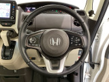 ハンドルにHondaセンシング系のクルーズコントロールやレーンキープアシストなどのスイッチと、オーディオの操作スイッチが装備されています。ハンドルから手を離さず安全に操作できます。
