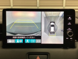 マルチビューカメラシステム搭載車です。お車の周囲を全方位でカバーします。後方・前方・両脇と、コンディションが悪い視界でもカラーモニターに映し出した映像がドライバーをサポートします。