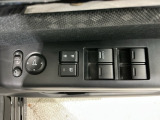 狭い駐車場で便利な電動格納ドアミラーが付いています。