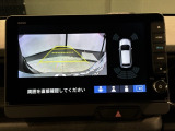 リバースギアに入れるだけで後方の表示へ切り替わります。夜間や雨の日の駐車も楽になりますよ。