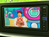 後席でも楽しめる映像コンテンツ。長距離移動も退屈させません。家族や友人と楽しい時間を過ごせる一台です。