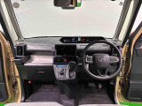 美しいデザインの運転席空間。フロントガラス面積や位置取りが良く、前方・右前・左前方向の視認性がいいですよ!