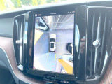 【360&deg;ビューカメラ】4台の高解像度カメラで360度の鳥瞰図を表示。隣の車や壁、死角にある障害物などを画面で確認できるため、狭いスペースでの駐車・出入りも安心です。