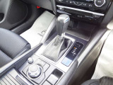 6AT車のシフトまわりや操作部を確認できます。