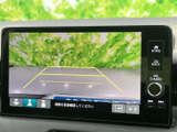 後方視界をサポートするモニターで、駐車や車庫入れをスムーズに行えます。安全確認をサポートし、運転の負担を軽減します。