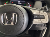 ハンドルにHondaセンシング系のクルーズコントロールやレーンキープアシストなどの操作スイッチが装備されています。ハンドルから手を離さず安全に操作できます。