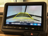 リバースギアに入れるだけで後方の表示へ切り替わります。夜間や雨の日の駐車も楽になりますよ。
