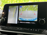 後方視界を広げるモニターで、安全な駐車をサポート。ガイドライン表示で、狭い場所でもスムーズに停車できます。