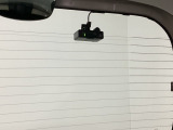 後方にもドライブレコーダーのカメラが付いています。前後両方でお車の周りを監視・記録いたします。