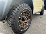 2025年7月登録「SUZUKI Jimny NOMADE 1.5FC RAYSアルミホイール(16インチ)・BFグッドリッチホワイトレタータイヤ(215/70R16)・パナソニック10インチナビ