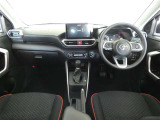 運転席・助手席を入れたインストルメントパネル全体画像です。