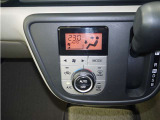 【オートエアコン】設定した温度になるように車が自動で風量や吹き出し口、冷暖房の強さを調整してくれるエアコンです。一度温度を設定すれば、自動で快適な室温を保ってくれるので運転に集中しやすいですよ♪