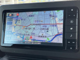 高精細な地図表示で、目的地まで迷わず到着。スムーズなルート案内で、運転の負担を軽減します。遠出も安心ですね。