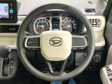 インテリアに合わせたデザインのステアリングは、運転される方のことも考え、運転しやすい形状、大きさです。是非一度、実際に触ってお確かめください。