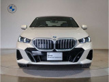 【キドニーグリル】BMWは約90年もの間、ほぼ全ての車両にひと目でBMWだと分かるこの特徴的なフロントグリルが備えられ、デザイン・アイコンとして親しまれてきました。