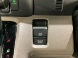 セレクトレバーの右に電子制御パーキングブレーキがあります。スイッチひとつで、停車した地点の傾斜などをシステムが検知・判断してブレーキ力を自動的に制御し、しっかり停車できるパーキングシステムです。