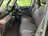 運転しやすい配置のメーター類や操作系が、快適なドライブをサポートします。視認性に優れ、安全運転をサポートする機能も充実しています。