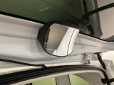 【後方視角支援ミラー】車両の後方付近を視覚的に確認するミラーです。広角ミラーとして設計されており、死角になりやすい後方付近の確認に役立ちます。
