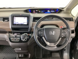 【ハンドル】運転にかかわる様々な操作を安全に行えるように視点移動が少なく操作性に配慮されたスイッチ類が凝縮されたコックピットです。