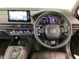【ハンドル】運転にかかわる様々な操作を安全に行えるように視点移動が少なく操作性に配慮されたスイッチ類が凝縮されたコックピットです。