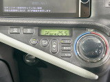 【オートエアコン】一度お好みの温度に設定すれば、車内の温度を検知し風量や温度を自動で調整。暑い&hellip;寒い&hellip;と何度もスイッチ操作をする必要はありません。快適な車内空間には必須の機能ですね♪