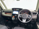 運転席まわりです。 各操作スイッチは使いやすい位置に配置されてます。