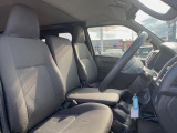 運転席まわりには十分なスペースがあり、大柄な方でもゆったり運転していただける環境です。