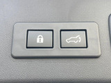 【パワーバックドア】スマートキーや運転席のボタンを押すだけでリアゲートが自動で開閉します!荷物を持っている時や、高い位置にあるバックドアを閉める際に便利な機能です♪