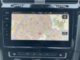スマートフォン用アプリ[Apple CarPlay][Android Auto]対応の純正ナビ Discover Pro を装備、ラジオ、地デジTV、Bluetoothハンズフリー通話にも対応。