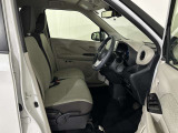 室内が明るく、運転がしやすいナチュラルベージュ内装となっております。